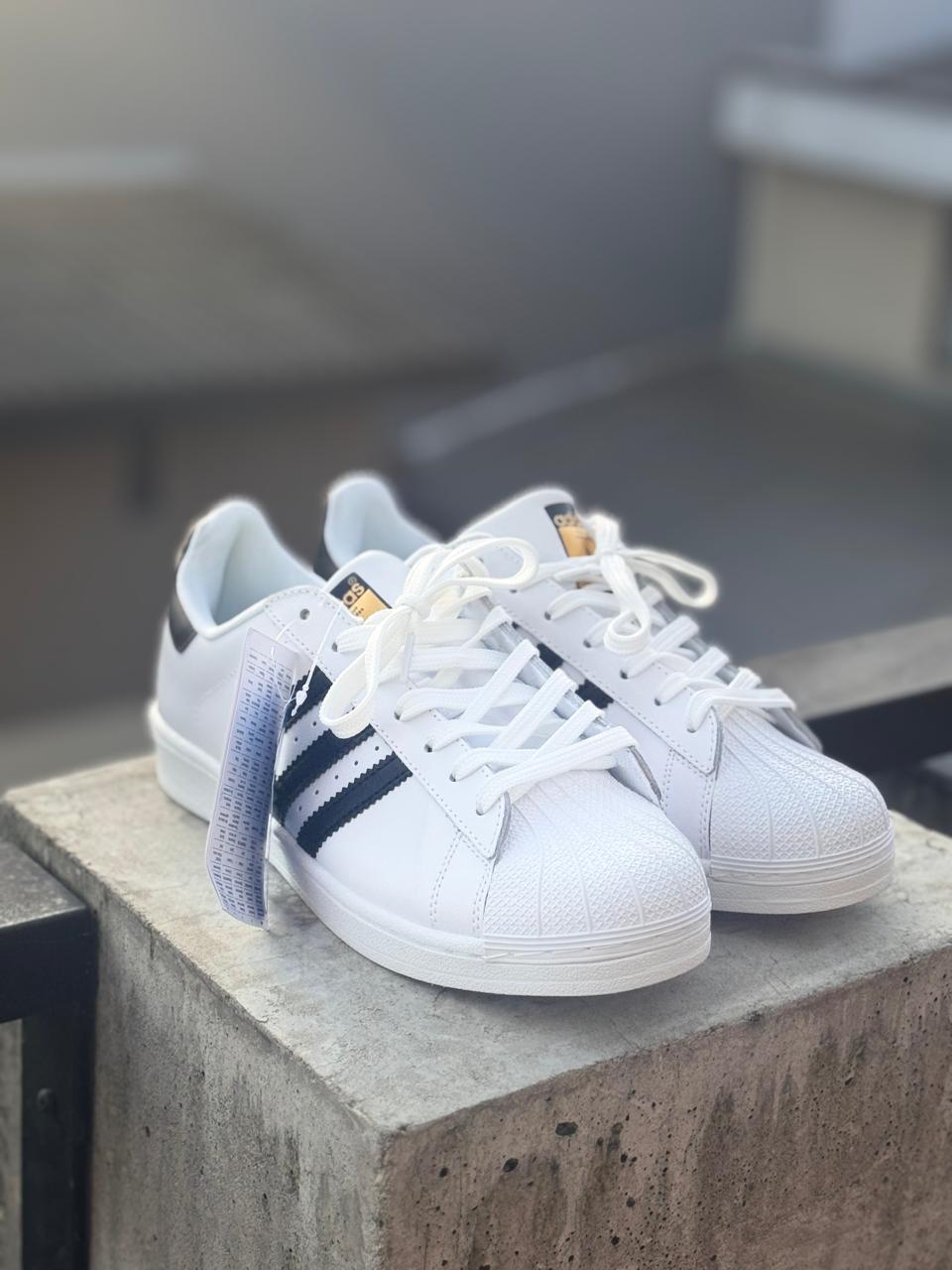 Zapatillas Adidas modelo clásico